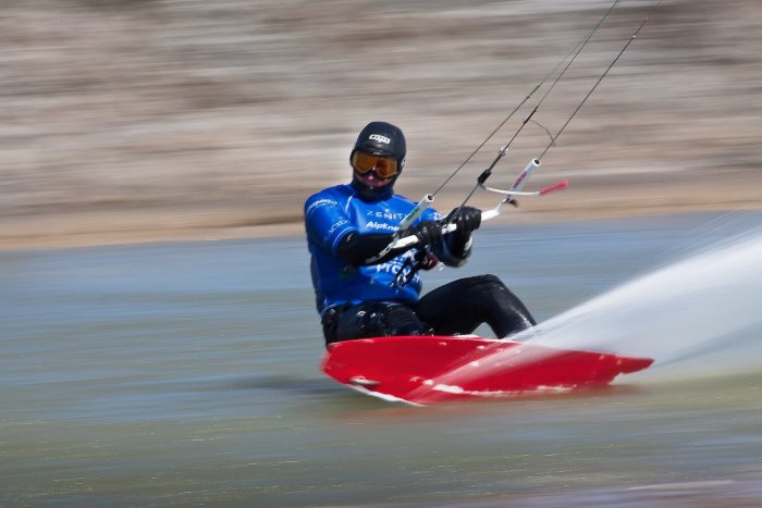 Alex Caizergues bat le record du monde de vitesse en kite surf Pôle